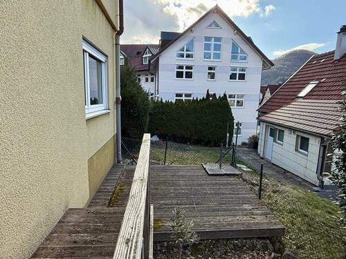 Sonnige Holzterrasse im Grünen - 