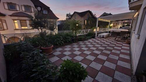 Terrasse Vorderseite_1 - Großzügige 5-Zimmer-Wohnung in LUFriesenheim