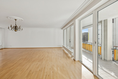 Wohnzimmer mit Fensterfront zur Loggia - 3 Zimmer Etagenwohnung zum Kaufen in Berlin