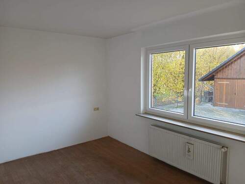Leeres Zimmer mit Fenster - 