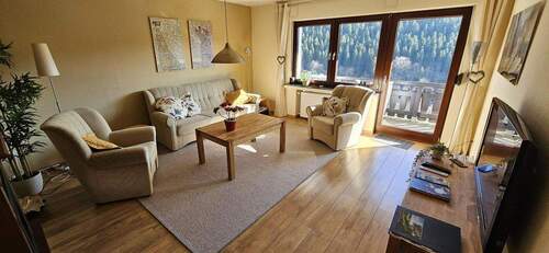 Wohnzimmer mit Tür zum Balkon - 