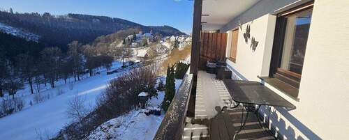 Blick auf Dorf vom Balkon - 