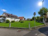 Hausansicht mit angrenzendem Grundstück - Voll vermietetes 4-Familienhaus auf ca. 1.296 qm Grundstück mit möglichem Entwicklungspotenzial!