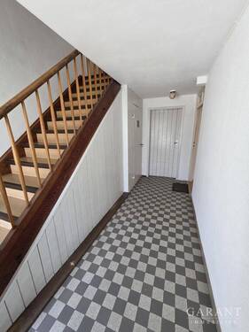 Hauseingang/Flur EG zum OG - Mehrfamilienhaus, Wohnhaus mit 339,00 m&sup2; in Weinstadt zum Kaufen