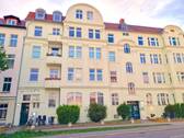 Hausansicht - Große Räume, Vollbad, Balkon, neue Tür - Hohe Erhaltungsrücklage!