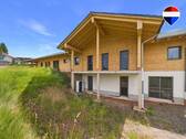 REMAX Immobilien DeLux Einfamilienhaus Rückansicht Heusweiler Mark Borowicz - Nachhaltiges Wohnen mit Stil - hochwertiges Blockhaus für besondere Ansprüche