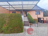 Hauseingang mit Balkonterrasse - 