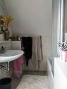 Badezimmer mit Dusch-Wanne und WC - 