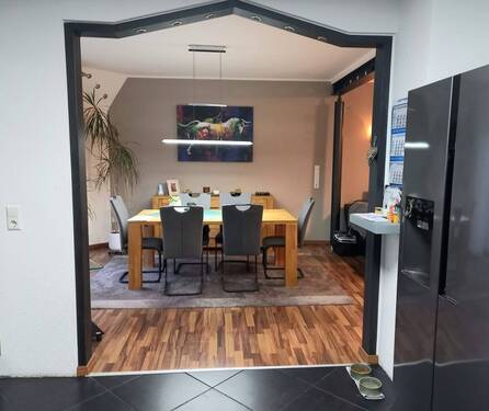 Essbereich und Zugang zum Balkon - 