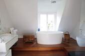 Badezimmer mit freistehender Wanne - 