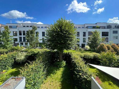 BLICK IN DEN GARTEN - 