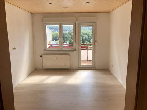 Wohnzimmer mit Blick zum Balkon - 