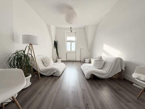 Titelbild - Hochwertig möblierte Altbau-Dachgeschosswohnung in unmittelbarer Mainlage