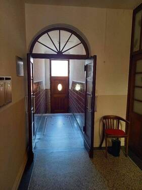 Eingang und Flur - Mehrfamilienhaus, Wohnhaus mit 280,00 m² in Saarbrücken zum Kaufen