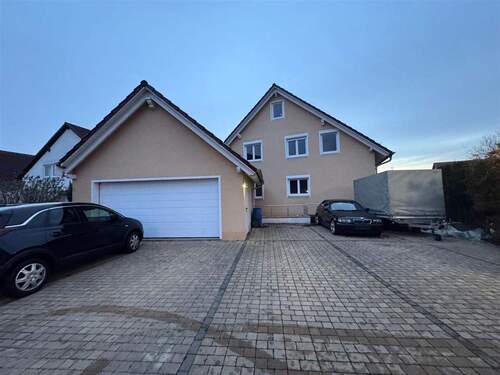 Stellplätze/Hofansicht - Mehrfamilienhaus, Wohnhaus mit 400,00 m&sup2; in Starzach zum Kaufen