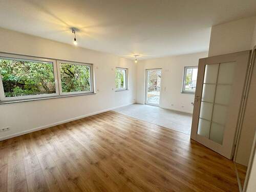 Wohnzimmer - ! EG Wohnung mit großer Terrasse und Gartenanteil !