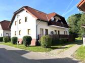 Ansicht Mehrfamilienhaus - 3-Zimmer Eigentumswohnung mit Balkon und Garage in idyllischer Lage