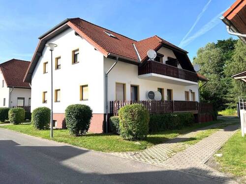 Ansicht Mehrfamilienhaus - 3-Zimmer Eigentumswohnung mit Balkon und Garage in idyllischer Lage
