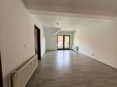 Wohnzimmer mit Blick zum Balkon - 3 Zimmer Etagenwohnung in Storkow (Mark)