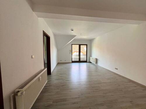 Wohnzimmer mit Blick zum Balkon - 