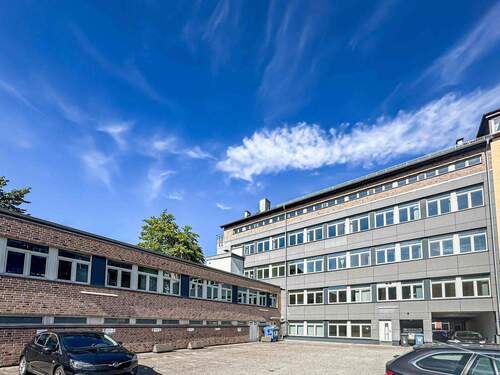 Gebäuderückseite / Außenstellplätze - 