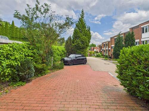 Auffahrt mit PKW-Stellplätzen - 5 Zimmer Einfamilienhaus in Springe