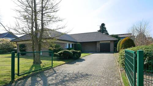 M654 Frontansicht - Sonne. Luft. Ruhe. - Ruhige Mieter für Bungalow gesucht!