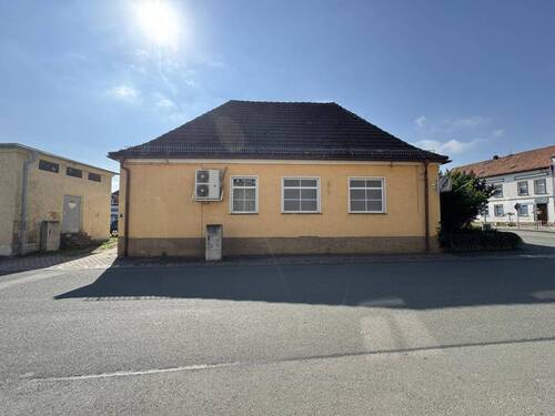 seitliche Hausansicht - Halle zur Miete in Schkölen