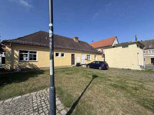 Parkplatt hinter dem Haus - Halle in Schkölen zur Miete