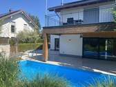 Terrasse/Pool - 155 m² Gartenwohnung mit Pool im 2-FH - Wohnen mit EFH-Gefühl in Emertsham