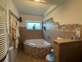Hauptbad mit Eckwanne - 