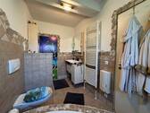 Hauptbad mit Eckwanne - 