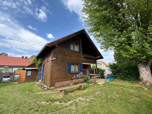 Hausansicht mit Garten - 