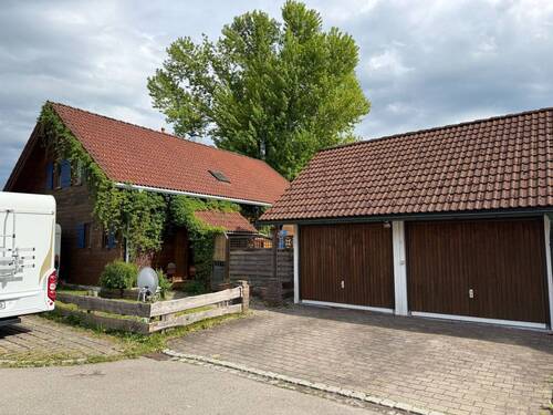 Hausansicht mit Doppelgarage - 