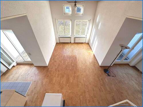 Titelbild - BEZUGSFREI ! - Attraktive und geräumige 1,5 Zi.-DG-Maisonettewohnung in naturnaher Lage von Singen!
