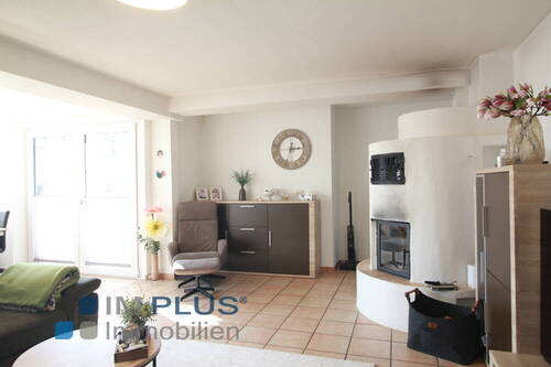 Blick ins große Wohnzimmer - 5 Zimmer Etagenwohnung in Großkarolinenfeld