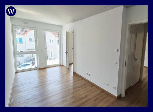 Zimmer links - Genießen Sie das Wohnen mit Balkon! Helle 2 Zimmer, Einbauküche + Aufzug + TG-Platz