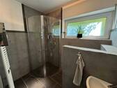 Bad mit ebenerdiger Dusche - 