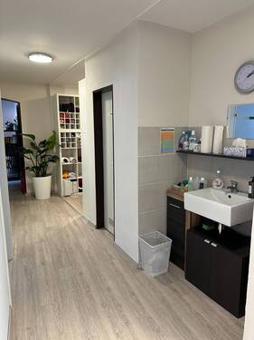 Flur mit Waschbecken - 