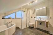 Badezimmer mit Walk-in Dusche und Wanne - 3,5-Zimmer-Wohntraum mit Naturblick - Loggia, modernisiert & ruhig gelegen