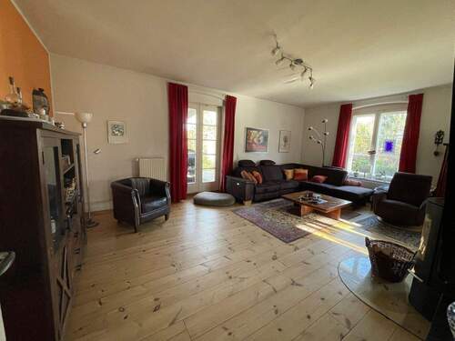 Wohnzimmer mit Holzdielen - 