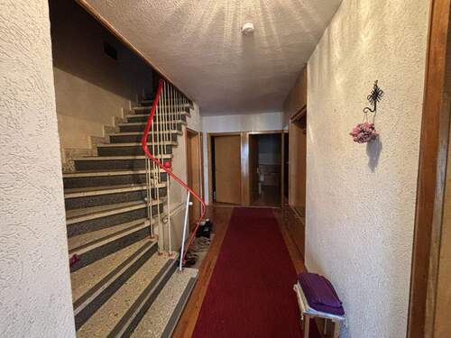 Diele und Treppenaufgang - 