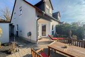 Terrasse - Attraktive Doppelhaushälfte mit Westterrasse, Kachelofen & Garage in ruhiger Lage