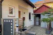 Hauseingang - 4 Zimmer Doppelhaushälfte zum Kaufen in Adelsdorf