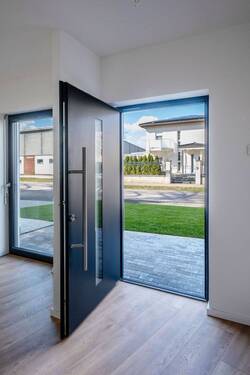 Eingang mit Blick in Richtung Garten - 