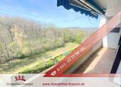 Balkon mit Blick auf Waldlandschaft - Wohnen im Grünen mit Ausblick - gepflegte 2-Zimmer-Wohnung mit Balkon und Tiefgarage!