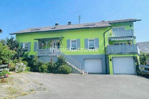 Front - **Historisches Schulhaus mit Charme - Wohnen & Ferienvermietung unter einem Dach**