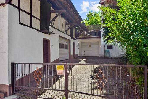 Hofeinfahrt und Nebengebäude - 