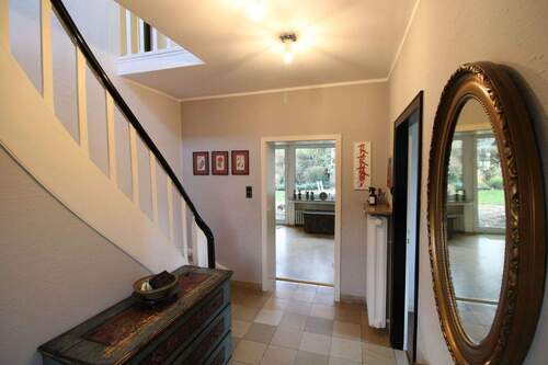 Eingangsbereich und Flur - 6 Zimmer Einfamilienhaus in Neuss