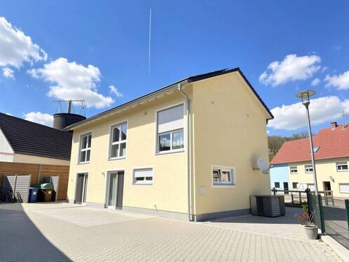 Außen - Neuwertige 3 ZKB im EG mit Terrasse in ruhiger Lage in Zirgesheim